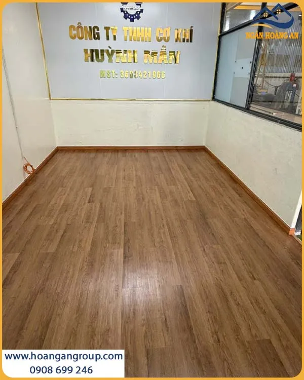 Sàn Nhựa Dán Keo Tông Gỗ Ấm Cho Văn Phòng Công Ty Sàn Nhựa Dán Keo Tông Gỗ Ấm Cho Văn Phòng Công Ty