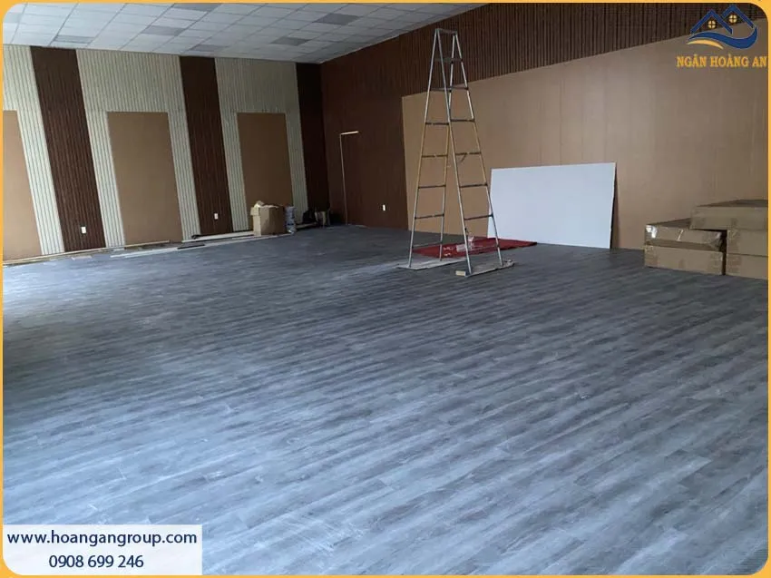 Nâng Cấp Không Gian Làm Việc Với Sàn Nhựa Dán Keo Giả Gỗ