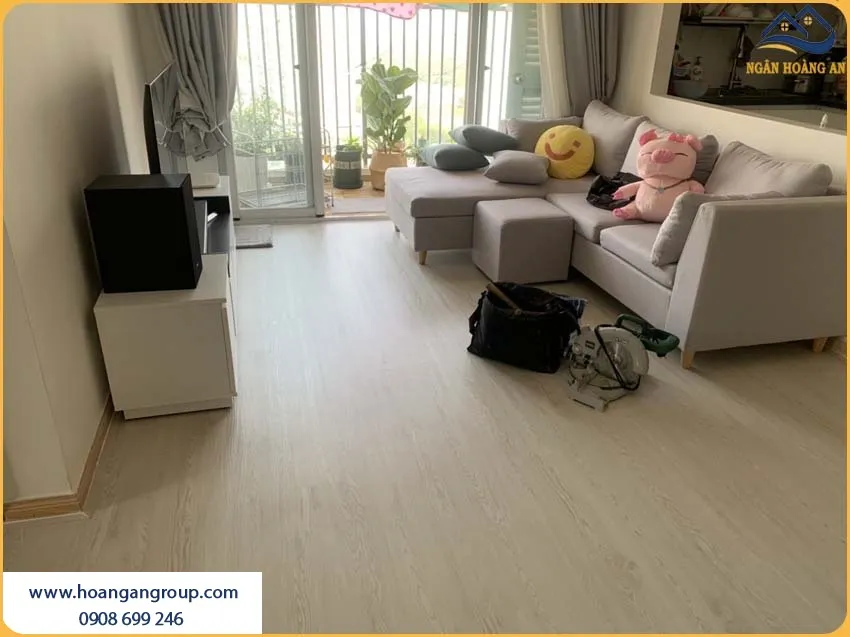 Sàn Nhựa Giả Gỗ Được Lắp Đặt Thời Thượng Cho Phòng Khách Sàn Nhựa Giả Gỗ Được Lắp Đặt Thời Thượng Cho Phòng Khách