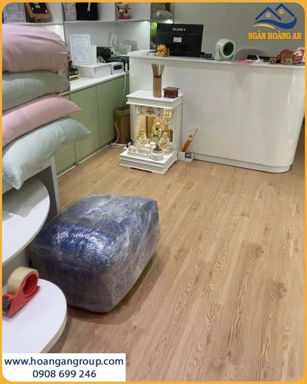 Tổng Thể Showroom Sau Khi Lót Sàn Có Keo Sẵn THFloor T022