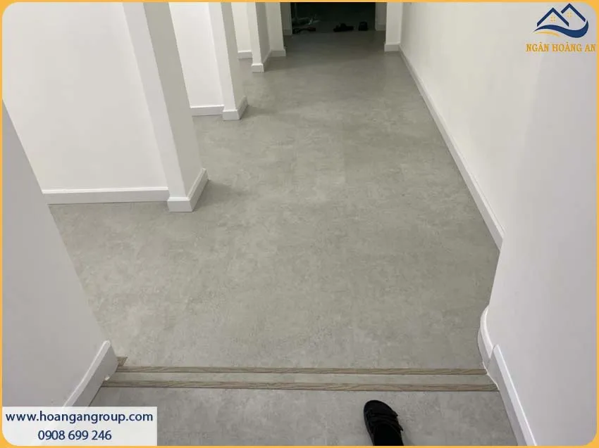Sàn Nhựa Hèm Khóa Giả Bê Tông Cho Shop Phong Cách Tối Giản