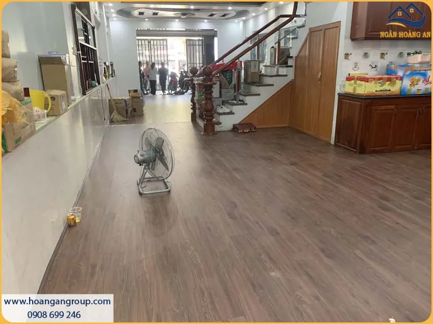 Sàn Nhựa Hèm Khóa Vân Gỗ Sáng Cho Không Gian Bếp
