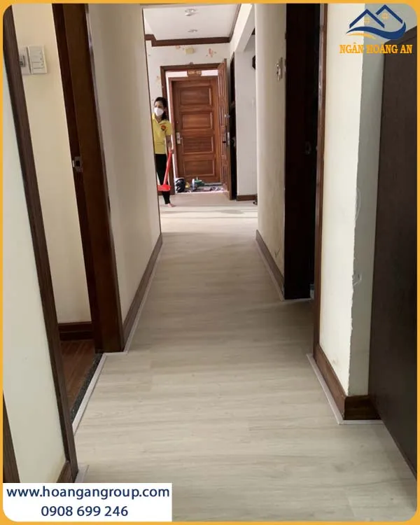 Sàn Nhựa Hèm Khóa Giả Gỗ Tạo Điểm Nhấn Cho Căn Hộ Hiện Đại