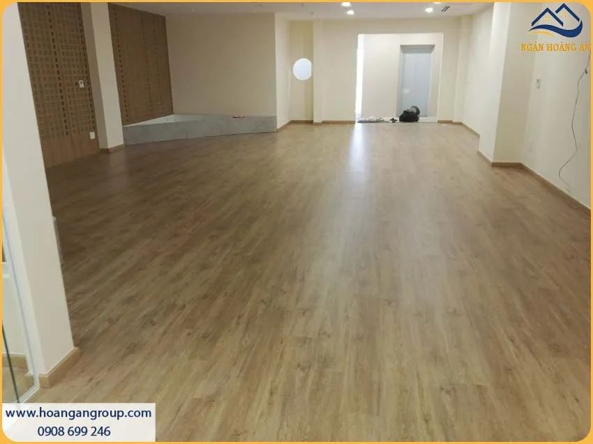 Sàn Nhựa Hèm Khóa Vân Gỗ Sáng Cho Công Ty Hiện Đại