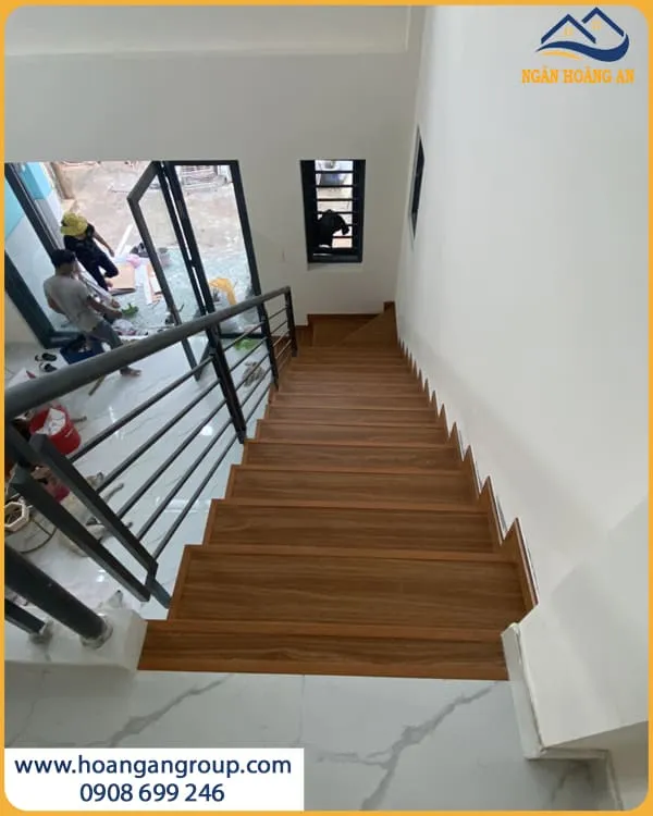 Sàn Nhựa Hèm Khoá Kosmos N1682 Ốp Bậc Cầu Thang
