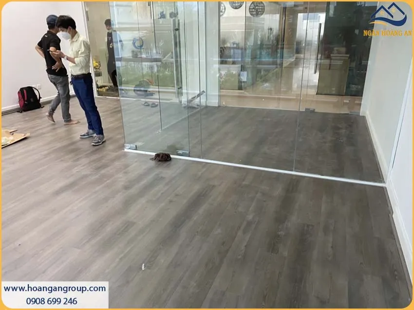 Thi Công Trọn Gói Sàn Nhựa Hèm Khóa Cho Doanh Nghiệp