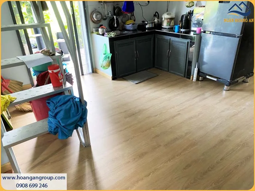 Thi Công Trọn Gói Sàn Nhựa Hèm Khóa Cho Phòng Bếp