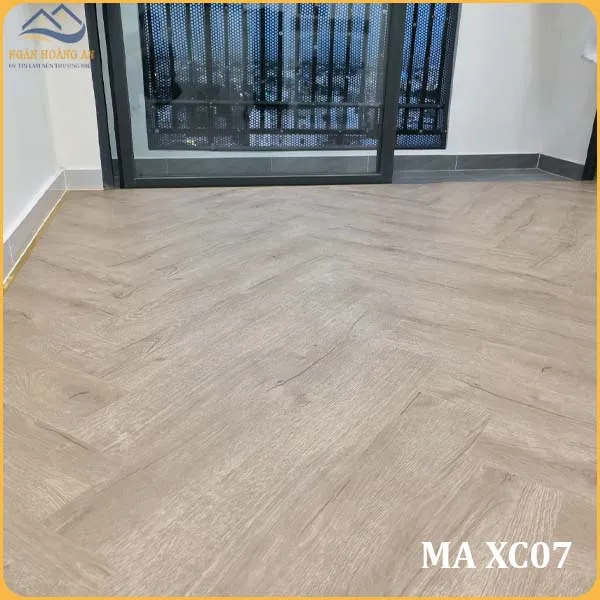 Hình Ảnh Thi Công Thực Tế Sàn Nhựa Xương Cá MIA XC07