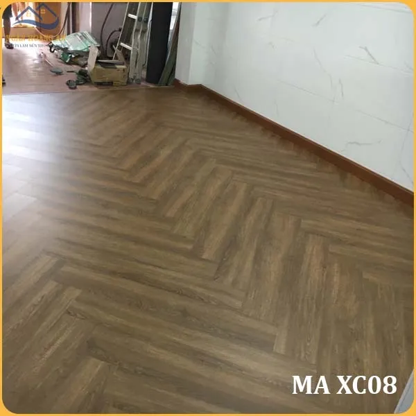 Hình Ảnh Thi Công Thực Tế Sàn Nhựa Xương Cá MIA XC08
