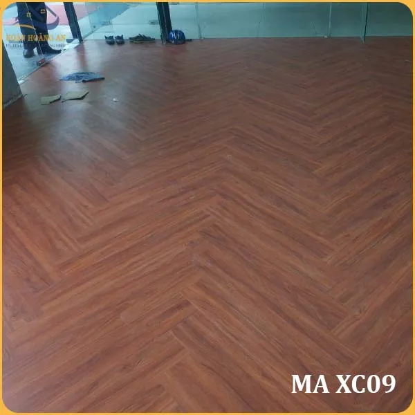 Hình Ảnh Thi Công Thực Tế Sàn Nhựa Xương Cá MIA XC07 Hình Ảnh Thi Công Thực Tế Sàn Nhựa Xương Cá MIA XC07