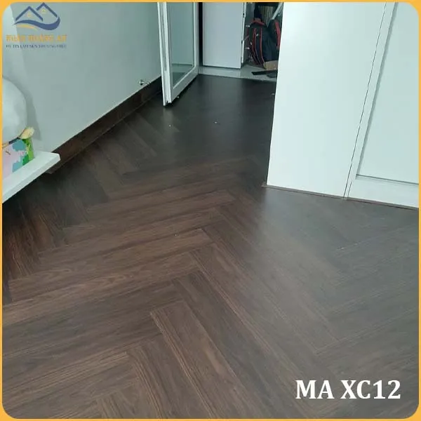 Hình Ảnh Thi Công Thực Tế Sàn Nhựa Xương Cá MIA XC12