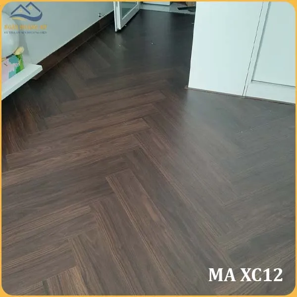 Hình Ảnh Thi Công Thực Tế Sàn Nhựa Xương Cá MIA XC12