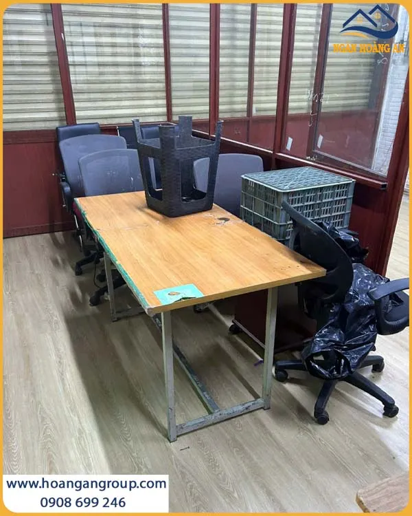 Văn Phòng Tối Giản Với Sàn Nhựa Tự Dán Vân Gỗ