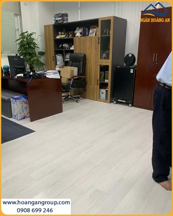Văn Phòng Tông Gỗ Hiện Đại Với Sàn Nhựa Tự Dán
