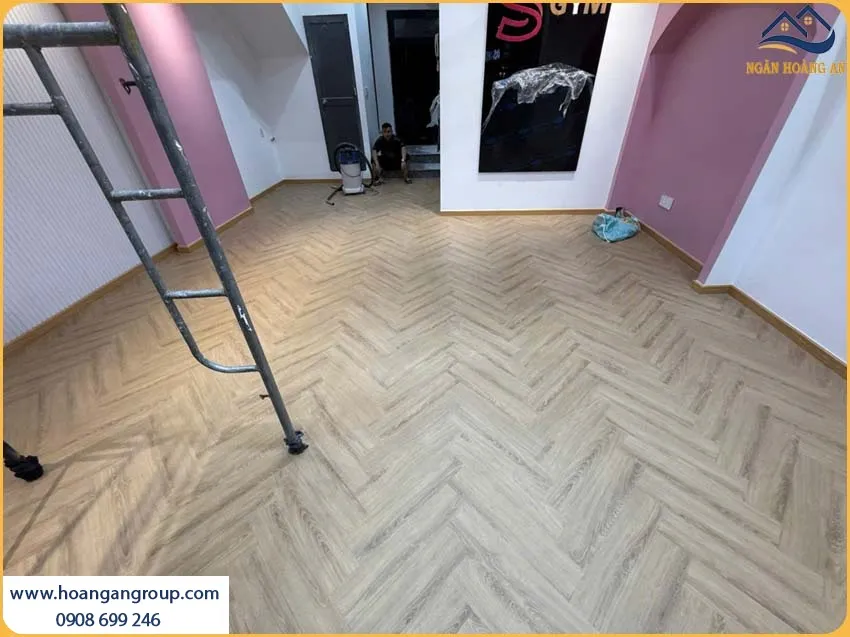 Sàn Nhà Được Lót Sàn Nhựa Xương Cá Charmwood An Toàn Sức Khỏe