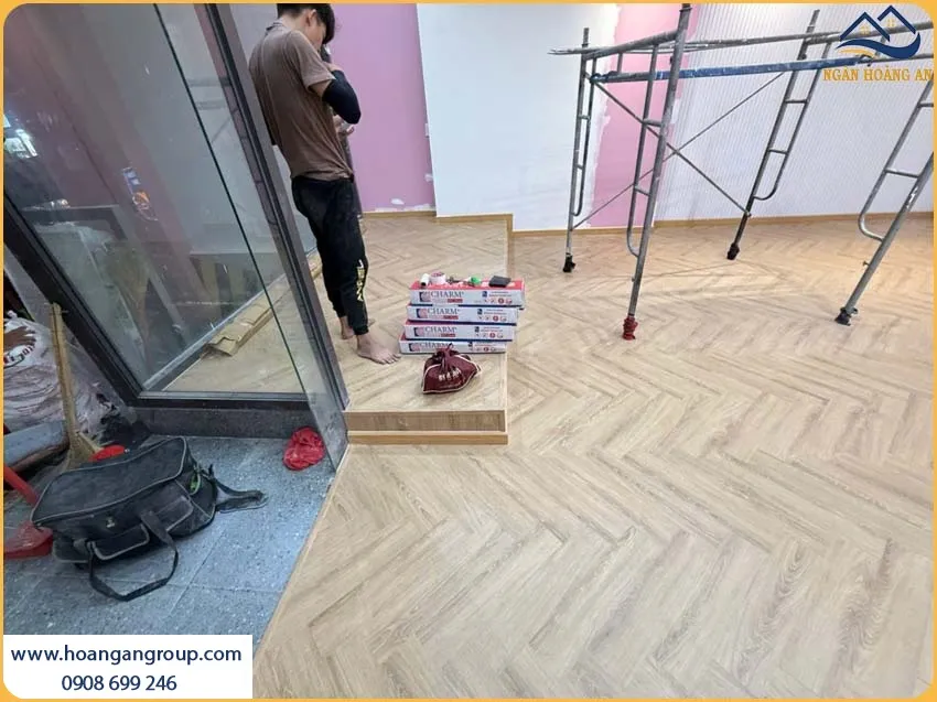 Thi Công Lót Sàn Nhựa Xương Cá Charmwood SC-92 Là Giải Pháp Lý Tưởng 