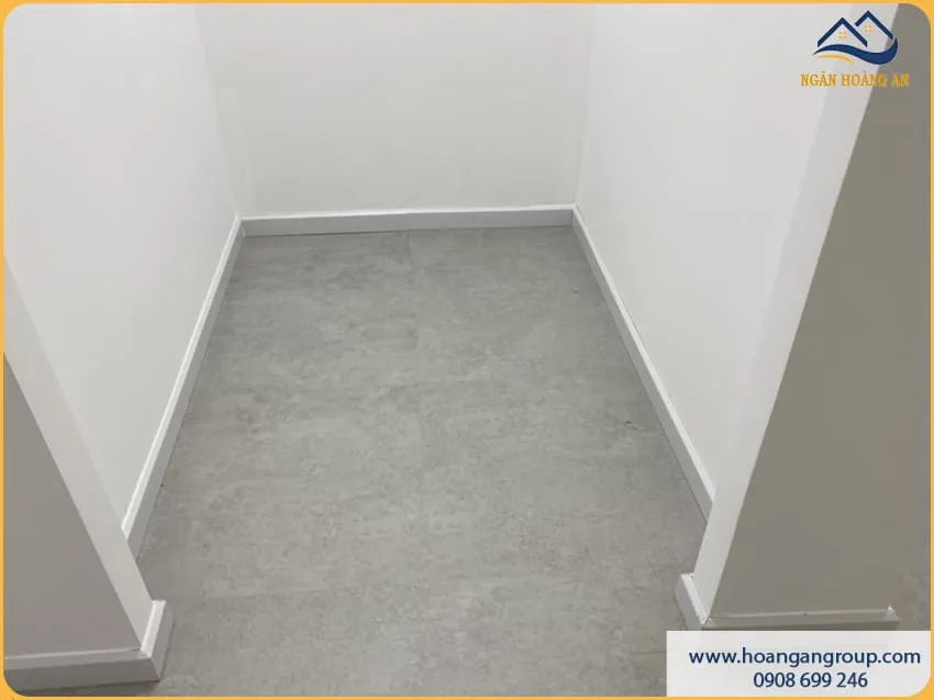 Shop Quần Áo Sang Trọng Với Sàn Nhựa Hèm Khoá