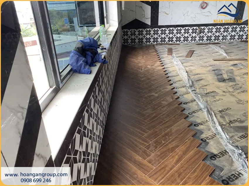 Showroom Lót Sàn Gỗ Xương Cá Sang Trọng