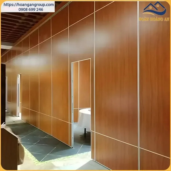 Vách Ngăn Nhựa Giả Gỗ Được Sử Dụng Để Làm Phòng Riêng Nhà Hàng