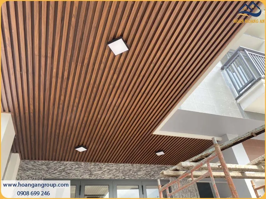 Thi Công Ốp Trần Tấm Nhựa Lam Sóng Giả Gỗ Chắc Chắn Cho Không Gian Thi Công Ốp Trần Tấm Nhựa Lam Sóng Giả Gỗ Chắc Chắn Cho Không Gian
