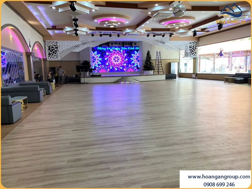 Sàn Gỗ Công Nghiệp Cho Nhà Hàng Phong Cách Tối Giản