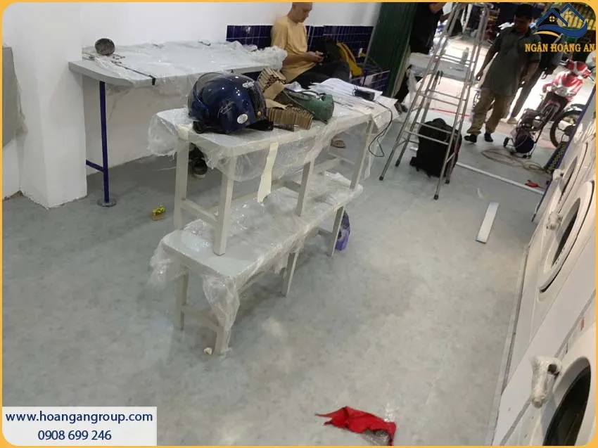 Khám Phá Mẫu Sàn Nhựa Hèm Khóa Giả Gỗ Cho Không Gian Kinh Doanh