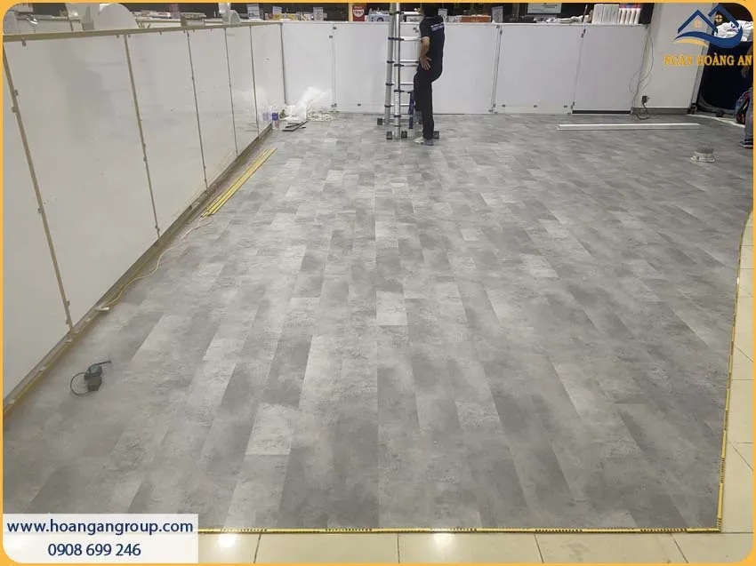 Tạo Điểm Nhấn Khu Vực Trưng Bày Với Sàn Nhựa Hèm Khóa