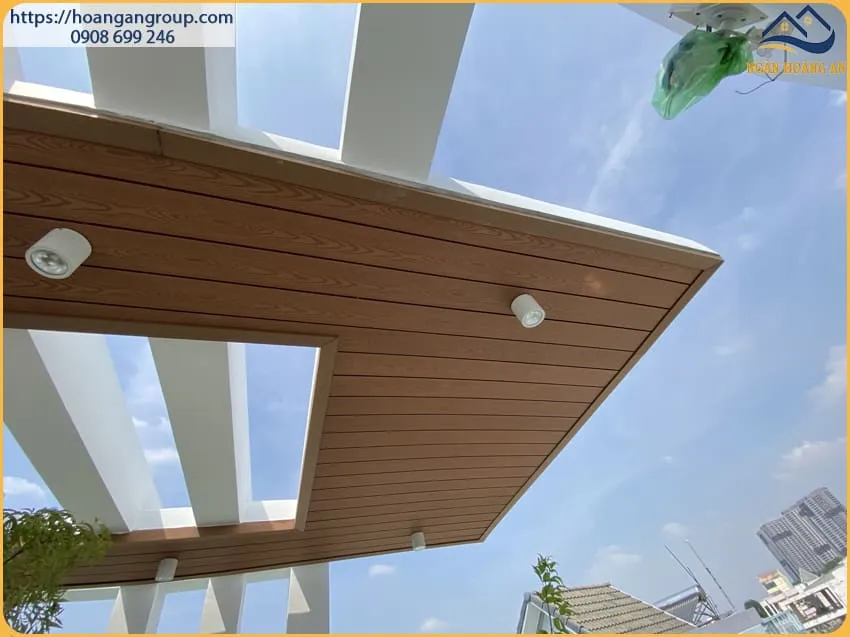 Thi Công Giếng Trời Bằng Tấm Ốp Gỗ Nhựa Tại Quận 1 TPHCM
