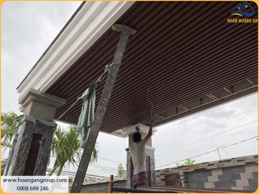 Thi Công Tấm Lam Sóng Nhựa Giả Gỗ Kosmos Không Bám Bụi, Dễ Lau Chùi Thi Công Tấm Lam Sóng Nhựa Giả Gỗ Kosmos Không Bám Bụi, Dễ Lau Chùi