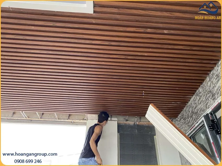 Thi Công Ốp Trần Lam Sóng Nhựa Giả Gỗ Kosmos Chống Cháy Lan, An Toàn Thi Công Ốp Trần Lam Sóng Nhựa Giả Gỗ Kosmos Chống Cháy Lan, An Toàn