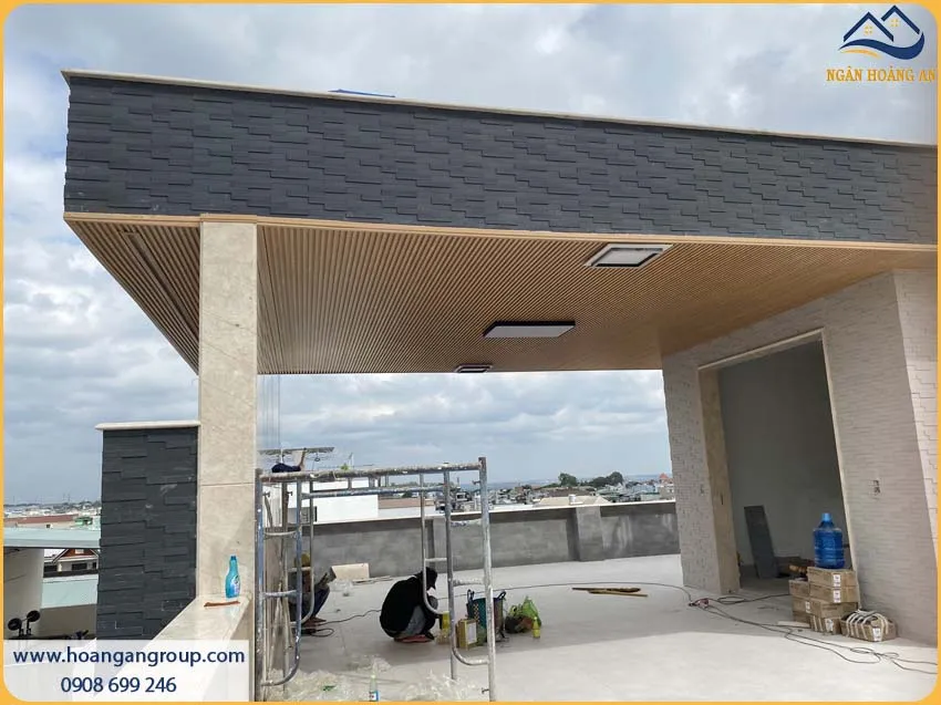 Thi Công Ốp Trần Lam Sóng Giả Gỗ IWood Chống Cháy Lan, An Toàn Thi Công Ốp Trần Lam Sóng Giả Gỗ IWood Chống Cháy Lan, An Toàn