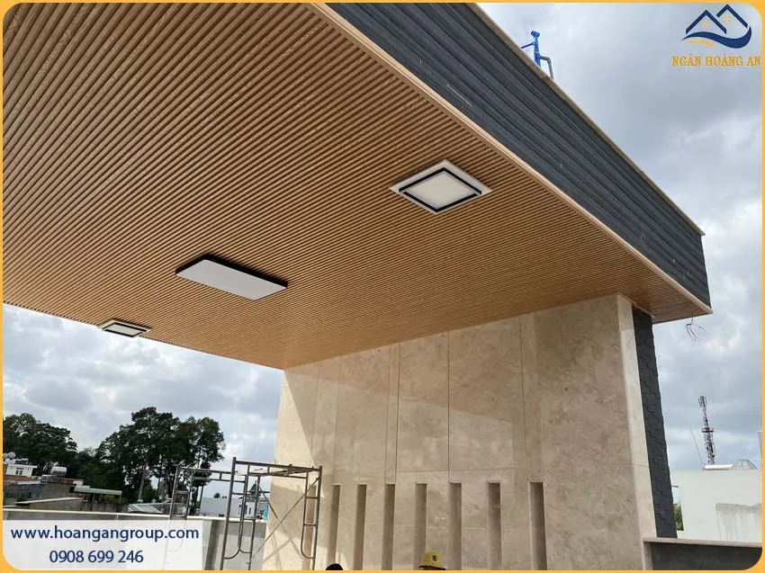 Trần Mái Hiên Được Thi Công Bởi Lam 5 Sóng Giả Gỗ IWood Trần Mái Hiên Được Thi Công Bởi Lam 5 Sóng Giả Gỗ IWood