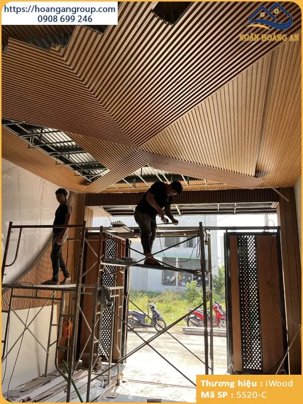 Thi Công Lam Sóng Nhựa Giả Gỗ iWood 5S20-C Tại Long Thành Đồng Nai Thi Công Lam Sóng Nhựa Giả Gỗ iWood 5S20-C Tại Long Thành Đồng Nai