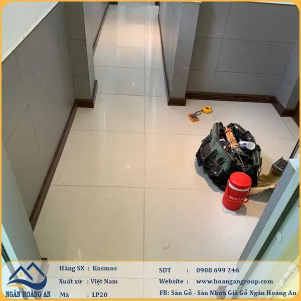 Thi Công Len Chân Tường Nhựa Giả Gỗ Kosmos LP20 Tại Quận 1 TPHCM Thi Công Len Chân Tường Nhựa Giả Gỗ Kosmos LP20 Tại Quận 1 TPHCM