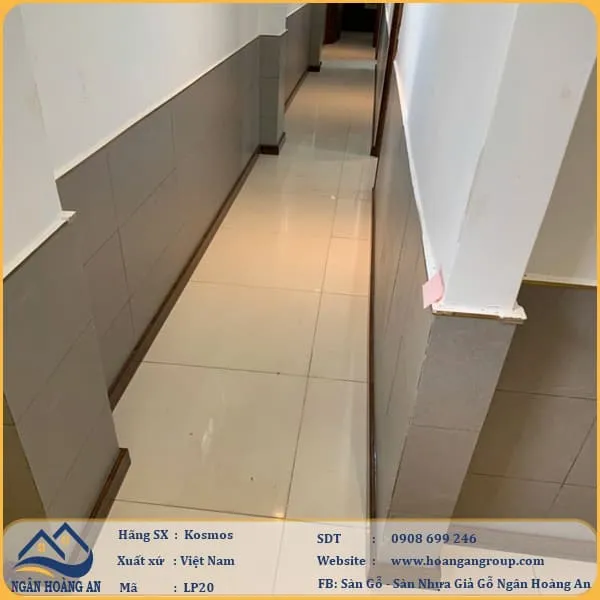 Thi Công Len Chân Tường Nhựa Giả Gỗ Kosmos LP20 Tại Quận 1 TPHCM Thi Công Len Chân Tường Nhựa Giả Gỗ Kosmos LP20 Tại Quận 1 TPHCM