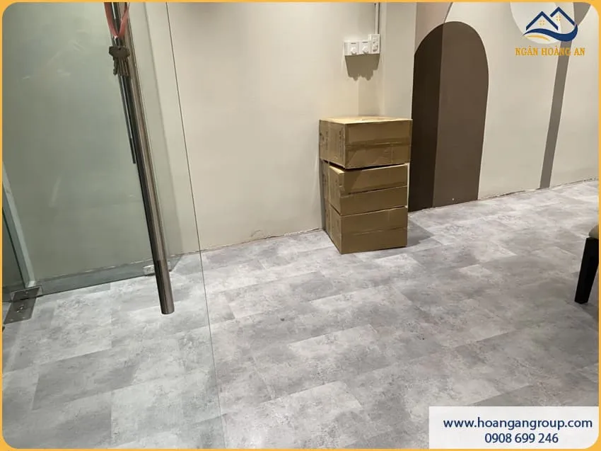 Thi Công Nhanh Gọn Sàn Nhựa Hèm Khoá Cho Khu Làm Việc