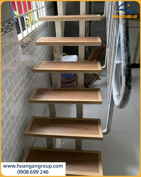 Thi Công Ốp Cầu Thang Bằng Sàn Nhựa Hèm Khoá Kosmos
