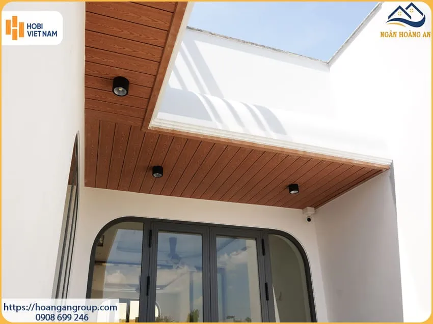 Thi Công Ốp Trần Mái Hiên Bằng Tấm Ốp Gỗ Nhựa Tại Phú Nhuận TPHCM