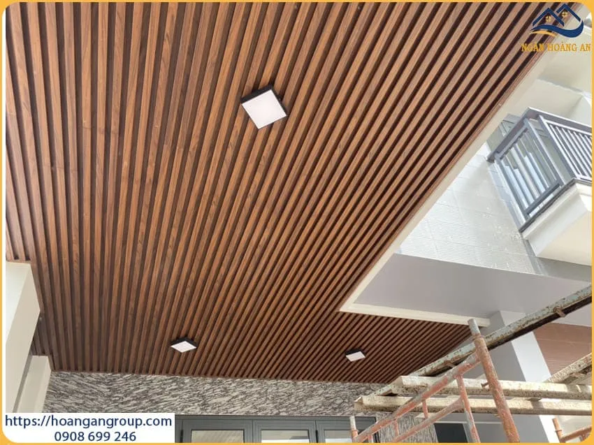 Thi Công Ốp Trần Nhựa Giả Gỗ Cho Nhà Ở Tại Quận 4 TPHCM