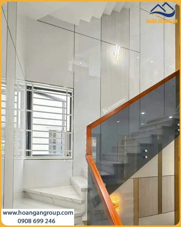 Công Trình Ốp Tường Than Tre Cho Cầu Thang Nhà Phố