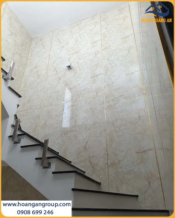 Không Gian Cầu Thang Hiện Đại Với Tấm Ốp Tường PVC Giả Đá