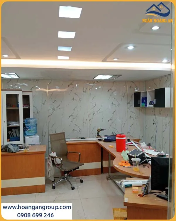 Không Gian Công Ty Nổi Bật Với PVC Giả Đá
