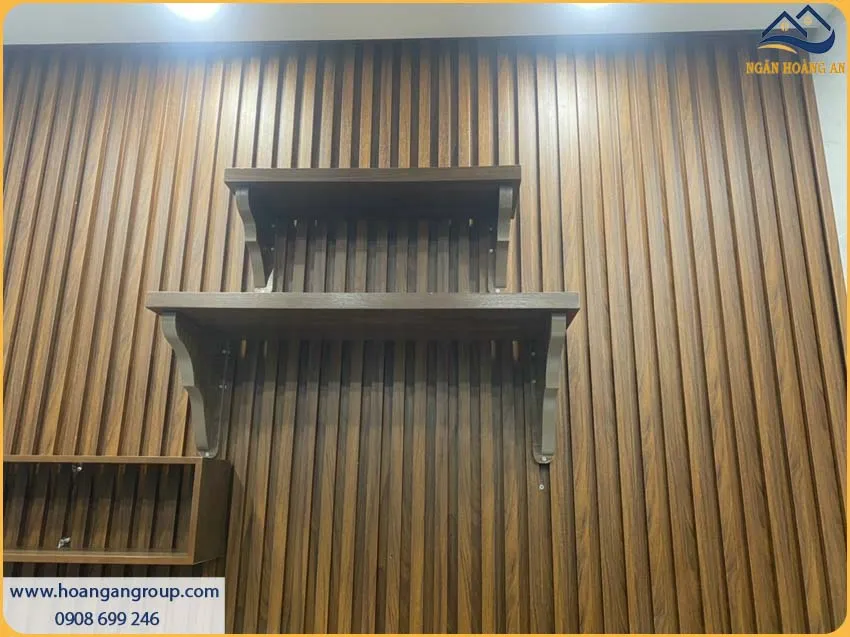 Tường Nhà Được Ốp Bởi Lam 3 Sóng Cao Nhựa Giả Gỗ Kosmos Độc Đáo Tường Nhà Được Ốp Bởi Lam 3 Sóng Cao Nhựa Giả Gỗ Kosmos Độc Đáo