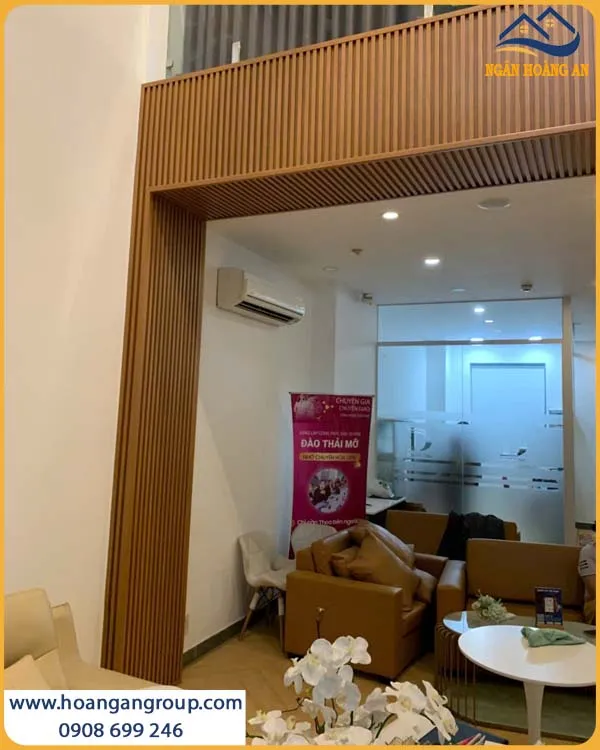 Công Trình Ốp Tường Cửa Hàng Bằng Lam Sóng Giả Gỗ Sang Trọng