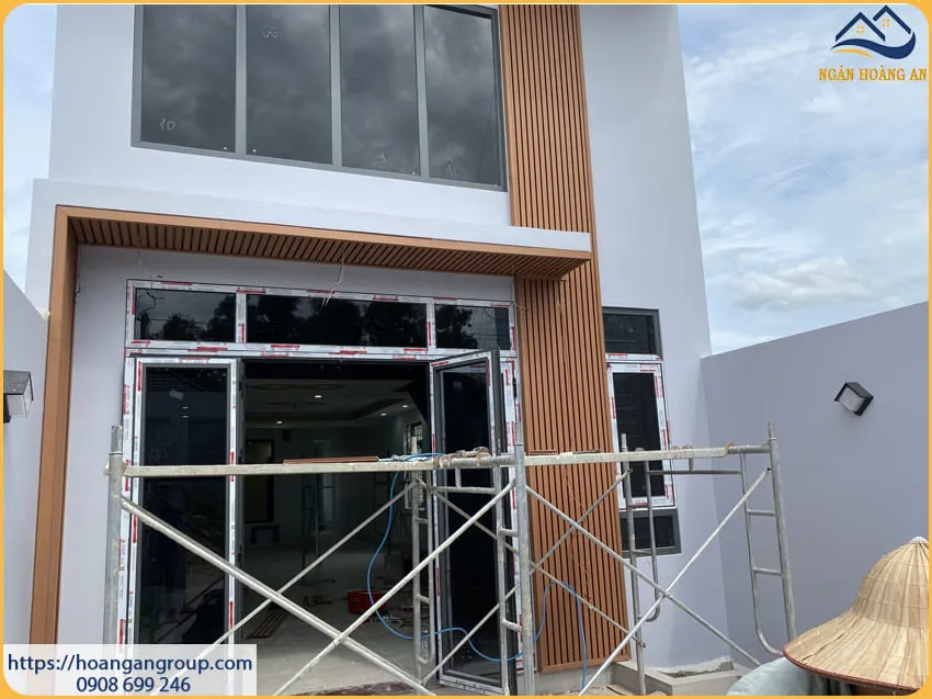 Thi Công Ốp Tường Lam Sóng Ngoài Trời Cho Nhà Ở Tại Quận 10 TPHCM