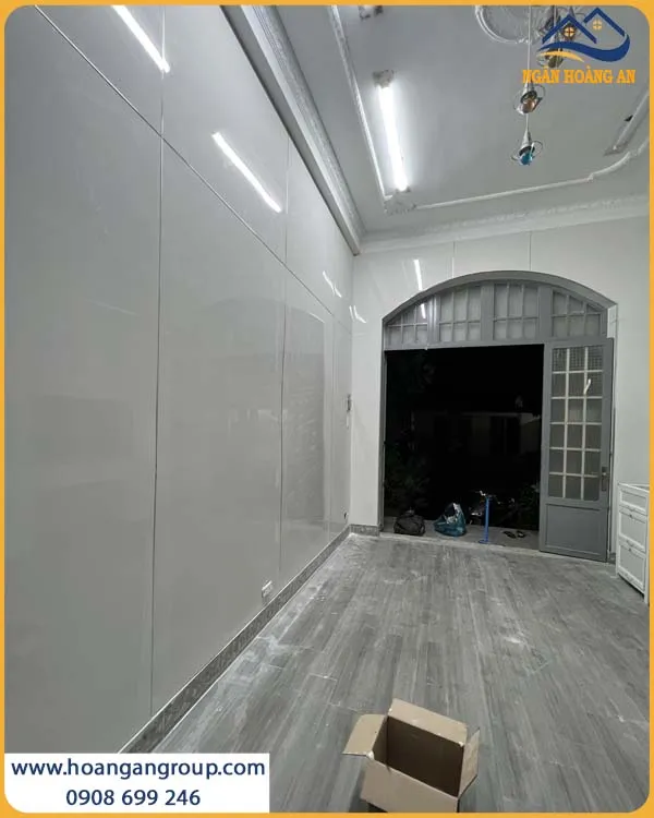 Tường Phòng Khách Được Ốp Tường Tỉ Mỉ Bởi Tấm Nhựa PVC Trắng Trơn Tường Phòng Khách Được Ốp Tường Tỉ Mỉ Bởi Tấm Nhựa PVC Trắng Trơn