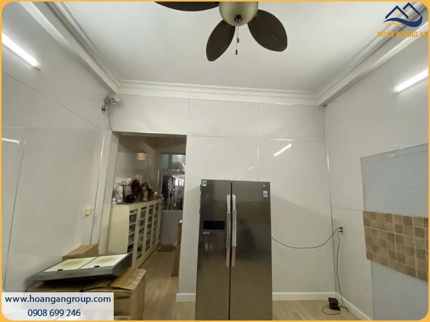 Thi Công Ốp Tường PVC Trắng Trơn Kosmos Chống Cháy Lan, An Toàn