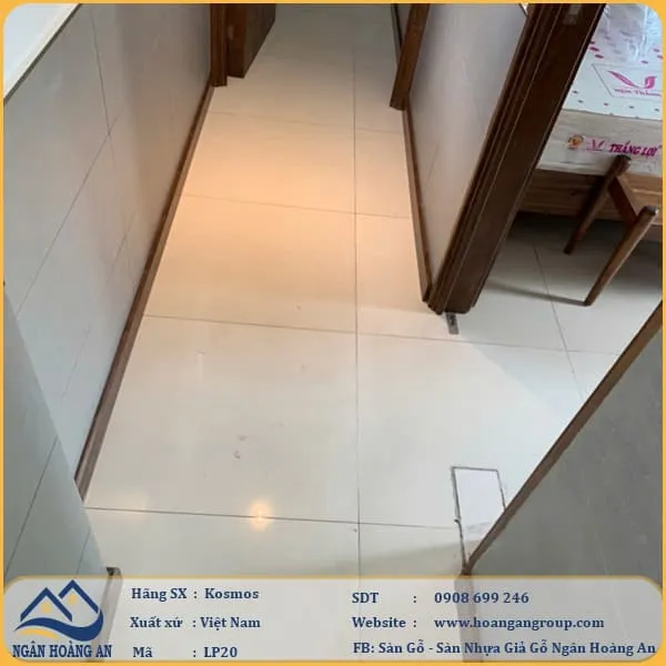 Thi Công Len Chân Tường Nhựa Giả Gỗ Kosmos LP20 Tại Quận 1 TPHCM Thi Công Len Chân Tường Nhựa Giả Gỗ Kosmos LP20 Tại Quận 1 TPHCM