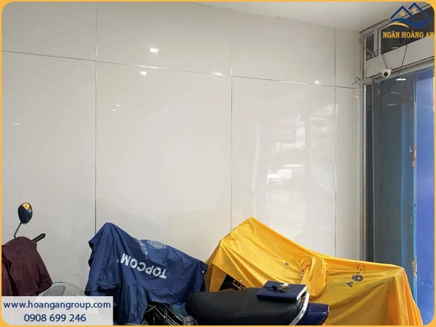 Thi Công Tường PVC Trắng Trơn Cho Mặt Tiền Cửa Hàng