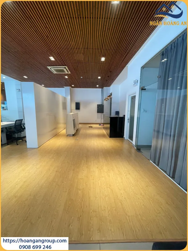 Thi Công Sàn Gỗ Công Nghiệp Cho Showroom Tại Quận 6 TPHCM